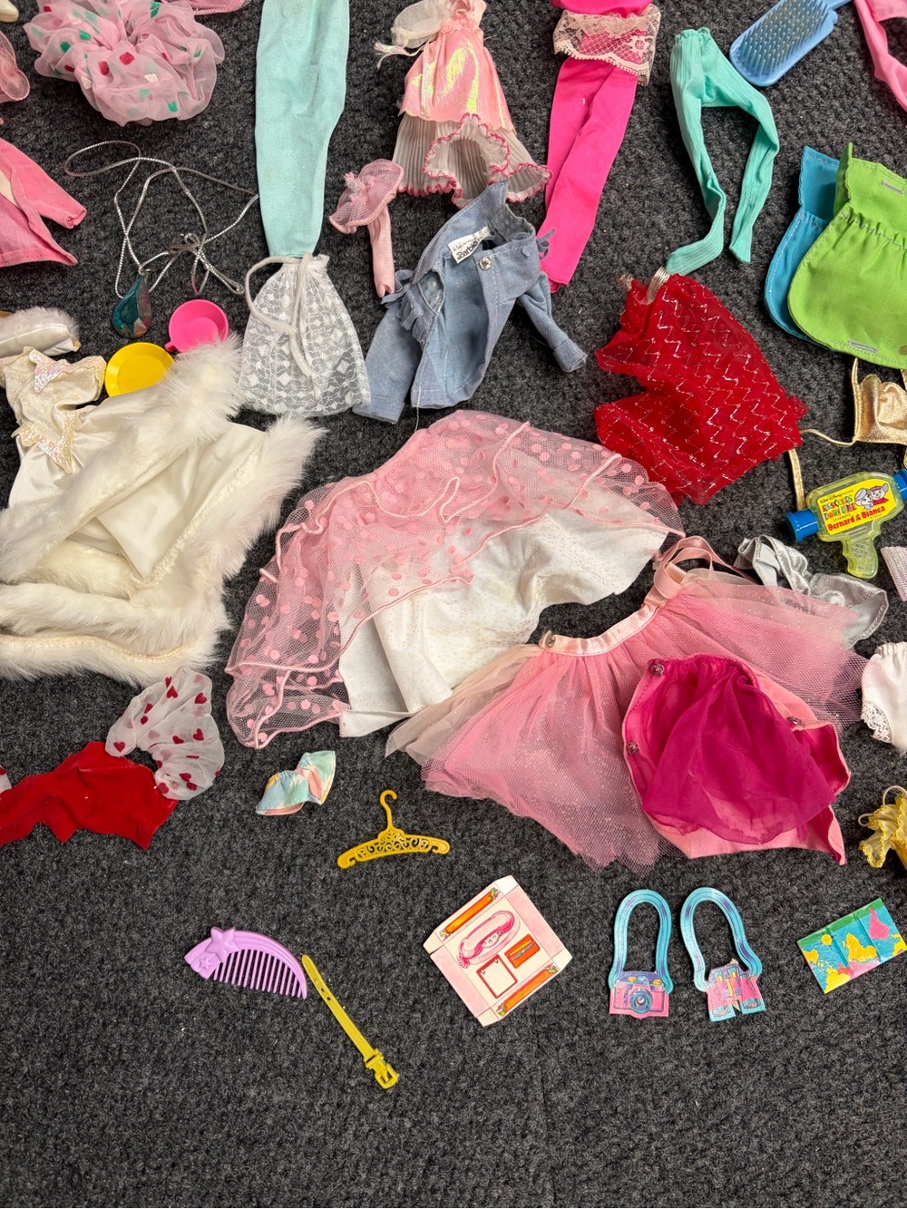 Vintage lot of 1980s Barbie clothes outfits accessories suitcase - Picture 3 of 15